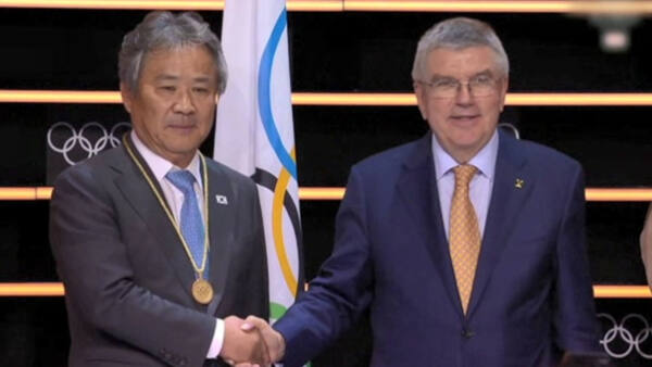 이기흥 대한체육회장이 토마스 바흐 IOC 위원장으로부터 지난 2019년 위원 선임 후 축하를 받고 있다.연합뉴스