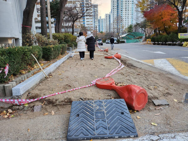 부천 반달마을 극동아파트단지 내 보도블록 및 경계석 교체공사가 입주자대표회의와 공사업체 간 갈등으로 수개월째 방치되고 있다. 김종구기자