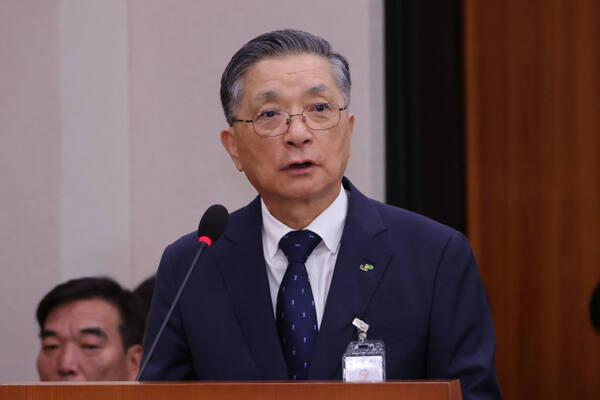 이한준 한국토지주택공사(LH) 사장이 지난 10월 10일 서울 여의도 국회에서 열린 국토교통위원회의 국정감사에서 업무 보고를 하고 있다. 연합뉴스