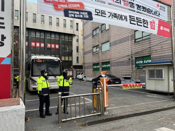 5일 오후 수원특례시 장안구 영화동의 국민의힘 경기도당 앞에 경찰이 배치돼 있다. 박소민기자