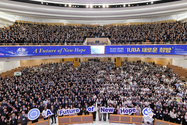 4일 경기 성남 새예루살렘 판교성전에서 열린 하나님의 교회 설립 60주년 기념행사 ‘새로운 희망’에 참여한 참가자들이 밝은 표정으로 손을 흔들고 있다. 하나님의교회 세계복음선교협회 제공