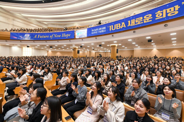 하나님의 교회 대학생들이 주축이 된 ‘새로운 희망’ 행사에는 외교관, 학계·언론계·시민사회계 등 각계 인사와 시민 총 1600명이 참석했다. 하나님의교회 세계복음선교협회 제공