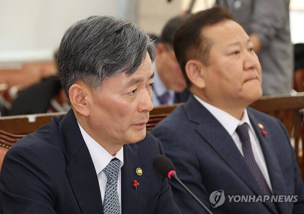조지호 경찰청장이 5일 국회에서 윤석열 대통령의 비상계엄 선포·해제 경위와 관련 현안 질의를 위해 열린 행정안전위원회 전체회의에서 발언하고 있다. 연합뉴스