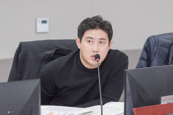 경기도의회 이상원 경기도청 예산결산특별위원이 5일 오후 경기국제공항추진단을 향해 질의하고 있다. 경기도의회 제공.