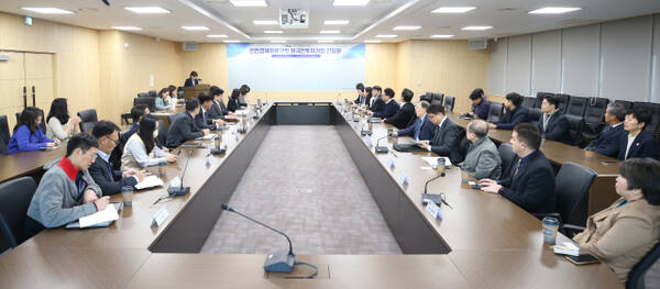 지난 5일 인천 송도국제도시 G타워에서 열린 외국인투자기업 긴급 간담회에서 참석자들이 안정적인 기업 활동을 위한 대책을 논의하고 있다. 인천경제청 제공