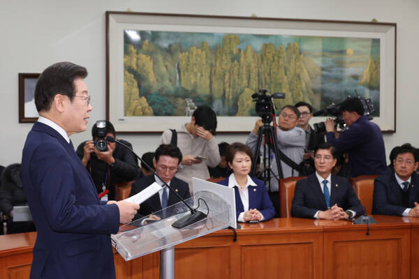 더불어민주당 이재명 대표가 6일 오전 국회에서 비상계엄 사태 관련 특별성명을 발표하고 있다. 연합뉴스