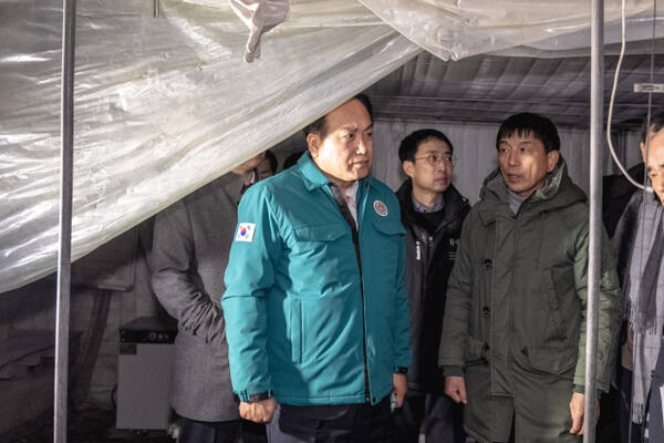 이권재 오산시장이 폭설피해가 큰 초평동 농가를 방문해 피해상황을 점검하고 있다. 오산시 제공