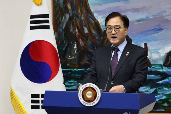 우원식 국회의장이 6일 서울 국회 접견실에서 긴급 담화문을 발표하고 있다. 연합뉴스