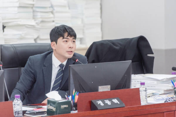 경기도의회 정동혁 의원이 2025년 경기도 본예산안 심사 과정에서 서울시의 일방적인 버스 노선 폐지로 인한 고양 시민의 피해 상황을 설명하며 관련 부서의 대책 마련을 요구하고 있다. 경기도의회 제공.