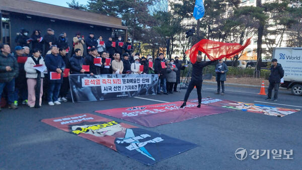 이날 이삼헌 (사)한국민족춤협회 이사장이 예술행동에 나서고 있다. 이나경기자