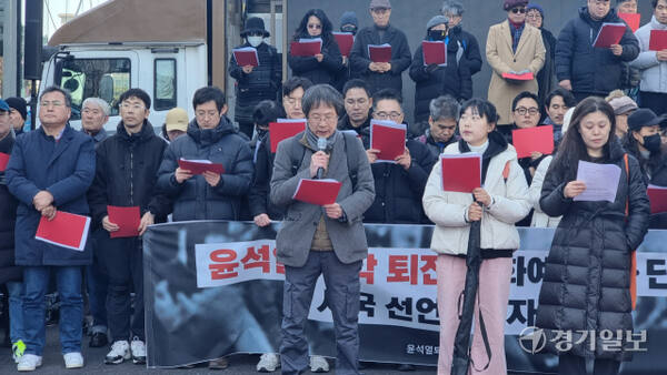 이준동 영화제작자(가운데) 등은 문화예술인 일동의 선언문을 낭독하며 ‘즉각 수사’를 촉구했다. 이나경기자