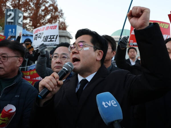 더불어민주당 박찬대 원내대표가 6일 서울 여의도 국회 앞에서 시민들에게 탄핵 촉구 발언을 하고 있다. 연합뉴스