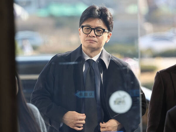 한덕수 국무총리와 긴급회동을 마친 국민의힘 한동훈 대표가 7일 서울 여의도 국회로 돌아와 당대표실로 향하고 있다. 연합뉴스