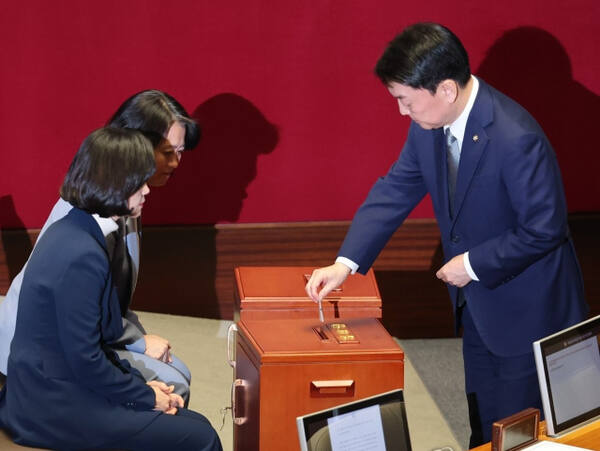 7일 오후 국회에서 열린 윤석열 대통령의 탄핵소추안 표결에 참여한 국민의힘 안철수 의원이 투표를 마친 뒤 투표지를 투표함에 넣고 있다. 연합뉴스