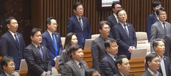 7일 국회에서 열린 윤석열 대통령의 탄핵소추안 투표에서 더불어민주당 의원들이 국민의힘 의원들의 참여를 촉구하며 일어서 있다. 국회 유튜브 갈무리