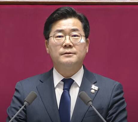 박찬대 더불어민주당 원내대표(인천 연수구갑)가 7일 윤석열 대통령의 국회 탄핵소추안 표결에 앞서 의사진행발언을 하고 있다. 국회 유튜브 갈무리