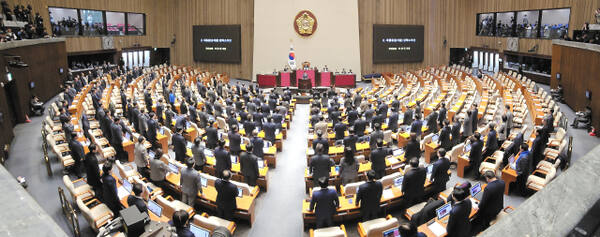 더불어민주당 박찬대 원내대표 등 야당 의원들이 7일 오후 국회 본회의장에서 윤석열 대통령 탄핵안 표결에 참여하지 않고 자리를 뜬 국민의힘 의원들의 이름을 호명하고 있다. 연합뉴스