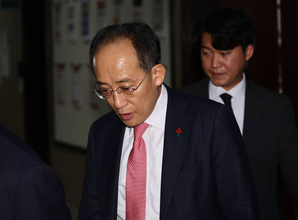 당대표실에서 나온 추경호 원내대표 (서울=연합뉴스) 류영석 기자 = 국민의힘 추경호 원내대표가 7일 오후 국회 국민의힘 당대표실에서 나와 비상 의원총회 회의장으로 향하고 있다. 2024.12.7 ondol@yna.co.kr (끝) &lt;저작권자(c) 연합뉴스, 무단 전재-재배포, AI 학습 및 활용 금지&gt;