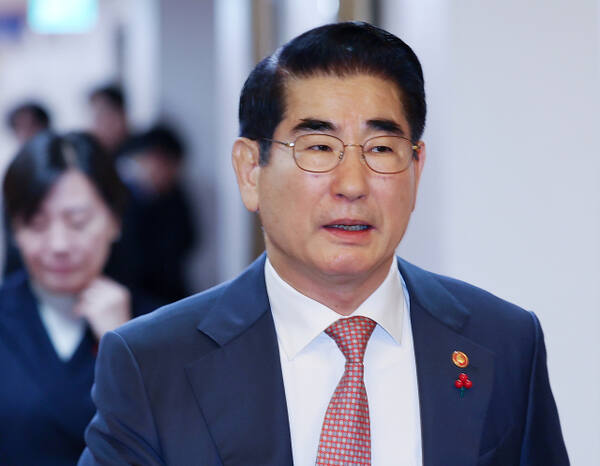 국무회의 참석하는 김용현 장관 (서울=연합뉴스) 김도훈 기자 = 김용현 국방부 장관이 3일 오전 정부서울청사에서 열린 국무회의에 참석하고 있다. 2024.12.3 superdoo82@yna.co.kr (끝) &lt;저작권자(c) 연합뉴스, 무단 전재-재배포, AI 학습 및 활용 금지&gt;