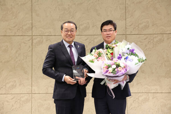 경기도사회복지협의회로부터 감사패를 받은 후 기념 촬영하고 있는 윤태길 경기도의원. 협의회 제공