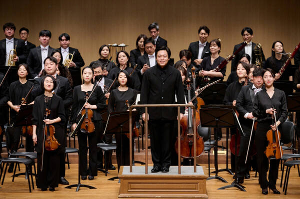 김선욱 경기필하모닉오케스트라 예술감독과 단원들. 경기아트센터 제공
