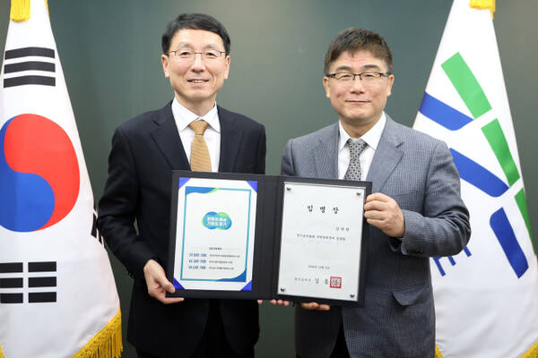 김성중 행정1부지사와 김덕원 신임 수원병원장이 임명장 수여식을 마치고 기념 사진을 촬영하고 있다. 경기도 제공