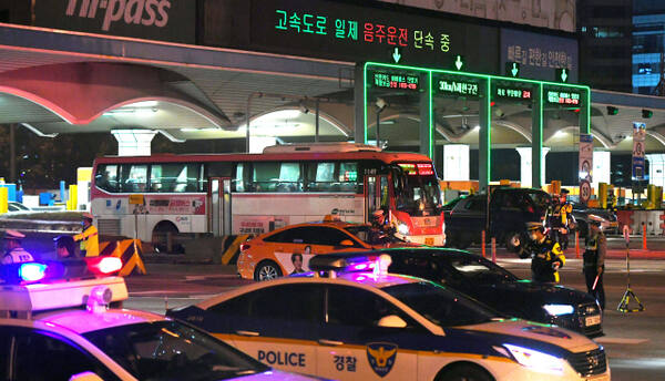 경찰이 경기남부지역 한 고속도로 톨게이트에서 음주단속을 하고 있다. 해당 기사와 직접 관련 없음. 경기일보DB