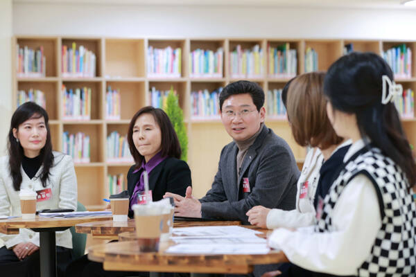 지난 2월5일 오후 처인구 용인어린이상상의숲을 찾은 이상일 시장(가운데)이 시민과의 대화를 열어 교육 현안에 대해 이야기를 나누고 있다. 용인특례시 제공
