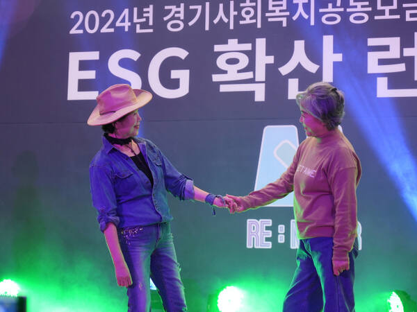 지난 6일 수원시 팔달노인복지관에서 열린 ‘RE:MAKER ESG 확산 런웨이’에서 시니어모델들이 행사를 하고 있다. 수원여대 미디어센터 제공
