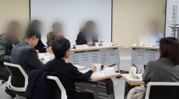 인천시사회서비스원이 최근 사회복지기관 안전 점검, 품질관리 컨설팅 참가 기관 간담회를 열고 의견을 듣고 있다. 인천사서원 제공