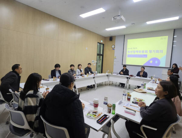인천 서구 청년정책위원들이 정기회의를 하고 있다. 인천 서구청 제공