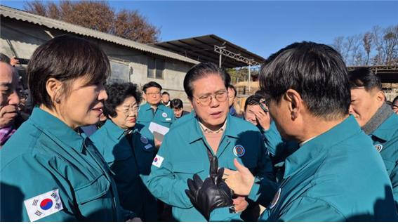 송석준 국회의원과 송미령 농식품부 장관이 폭설 피해지역인 이천의 축산농가를 방문해 피해상황을 점검했다. 송석준 의원실 제공