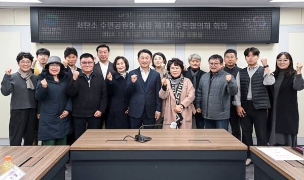 김동근 의정부시장이 회의실에서 열린 ‘제1회 저탄소 수변공원화사업 주민협의체 회의’에서 참석자들과 기념촬영을 하고 있다. 의정부시 제공