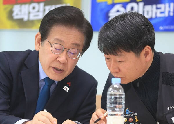 철도노조 파업 닷새째를 맞이한 9일 오후 서울 용산구 철도회관을 찾은 더불어민주당 이재명 대표가 최명호 전국철도노동조합 위원장과 대화를 나누고 있다. 연합뉴스