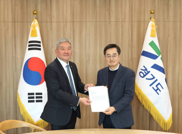 9일 이주옥 WEF(세계경제포럼) 아시아·태평양 사무국장이 김동연 경기도지사에게 서한문을 전달하는 모습이다. 경기도 제공