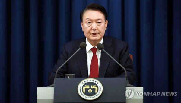 윤석열 대통령이 지난 3일 서울 용산 대통령실 청사에서 긴급 발표를 하고 있다. 연합뉴스