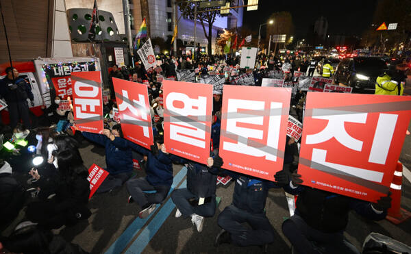 9일 인천 미추홀구 농산물시장사거리에서 열린 윤석열 탄핵! 인천시민촛불 집회에서 시민들이 팻말과 응원봉을 들고 구호를 외치고 있다. 조병석 기자
