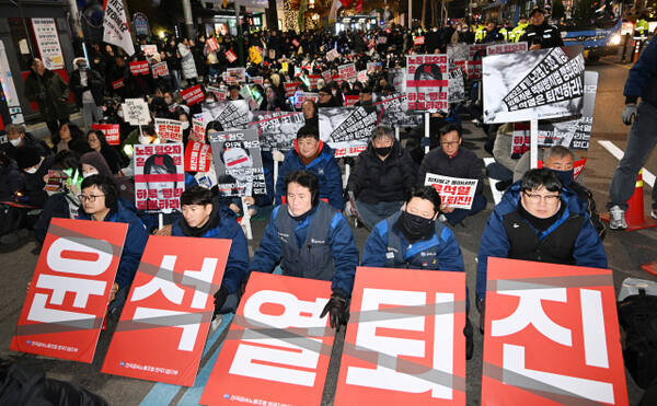 9일 인천 미추홀구 농산물시장사거리에서 열린 윤석열 탄핵! 인천시민촛불 집회에서 시민들이 팻말과 응원봉을 들고 구호를 외치고 있다. 조병석 기자