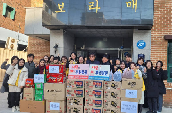 법무부 인천출입국·외국인청(청장 송소영)은 9일 인천 동구에 있는 보라매보육원을 찾아 아이들을 위한 생필품 및 간식 등 250만원 상당의 선물을 기탁하고 실내 청소 등의 봉사활동을 했다. 인천출입국·외국인청 제공
