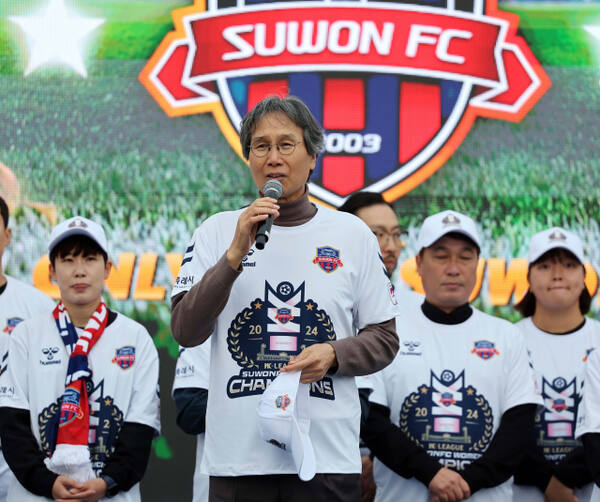 수원FC 위민의 WK리그 챔피언 등극 수원특례시민과 함께하는 팬페스타 행사에서 최순호 단장이 인사말을 하고 있다.수원FC 제공