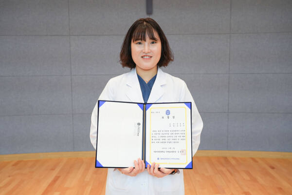 KTX에서 응급 환자를 구한 김슬기 가톨릭관동대학교 국제성모병원 간호사가 표창을 받은 뒤 기념촬영을 하고 있다. 가톨릭관동대 국제성모병원 제공