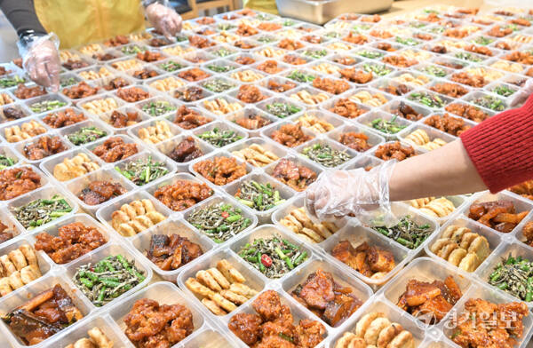 소외계층을 위한 따뜻한 '사랑나눔 도시락 반찬 봉사활동' [포토뉴스]