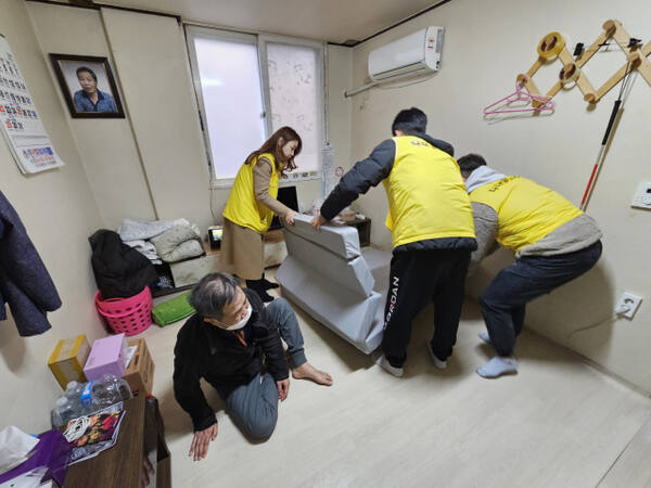 이천시나래울봉사단이 어려운 소외계층을 위해 필요한 물품을 지원하는 봉사를 펼치고 있다. 이천시나래울봉사단 제공