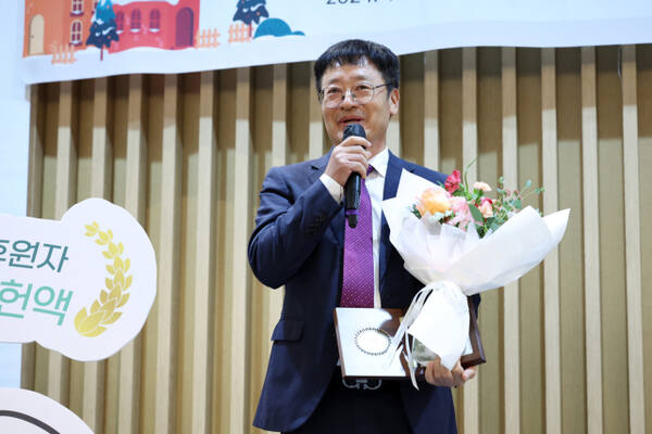 심문식 ㈜서울정광 대표가 지난달 14일 열린 '제10회 나눔천사 페스티벌 산타원정대'에서 1억원 이상의 후원을 실천한 '그린노블클럽' 헌액자로 위촉된 소감을 밝히고 있다. 초록우산 경기지역본부 제공