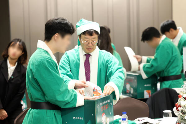 심문식 후원자가 지난달 14일 열린 ‘제10회 나눔천사 페스티벌 산타원정대’에서 아동을 위한 크리스마스 선물 포장을 하고 있다. 초록우산 경기지역본부 제공