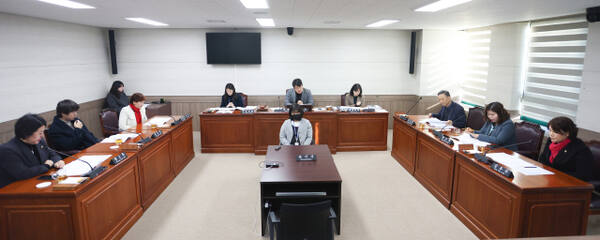 안산시의회 의회운영위원회는 오는 19일 안산인재육성재단 대표이사 인사청문을 열고 후보자 검증에 나선다(사진은 시의회 운영위 개최 모습). 시의회 제공