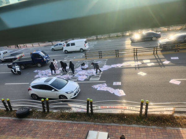 파주 조리읍 봉일천 교차로를 운행하던 화물차에서 종이가 무더기로 떨어진 현장. 독자 제공