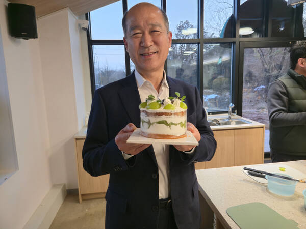 10일 경기도 먹거리광장 쿠킹클래스에서 최창수 경기도농수산진흥원장이 직접 만든 케이크를 들어보이고 있다. 이진기자
