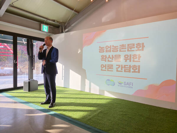 10일 농업농촌문화 확산을 위한 언론 간담회에서 최창수 경기도농수산진흥원장 인사말을 하는 모습이다. 이진기자