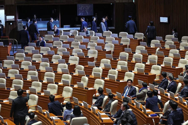 국민의힘 의원들이 지난 7일 오후 국회본회의에서 윤석열 대통령 탄핵소추안 표결에 앞서 본회의장을 떠나고 있다. 연합뉴스